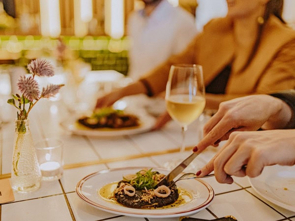 Patrons eating at Bar Que Sera