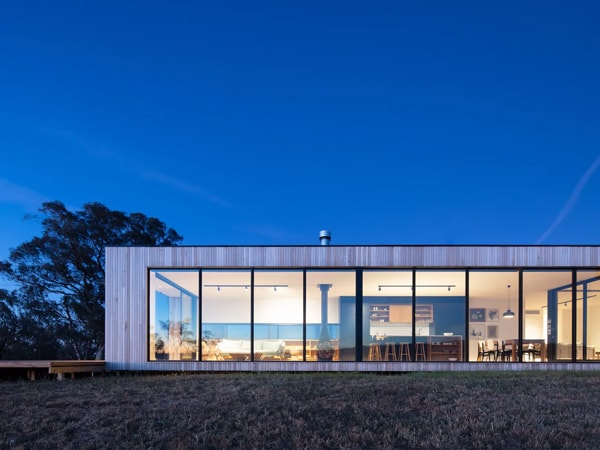 the Kangaroobie Cabin with floor-to-ceiling windows