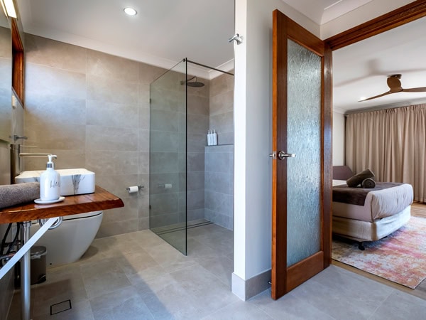 the bathroom and bedroom at Callitris suite, Arkaroola Wilderness Sanctuary