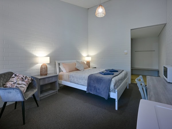 the bedroom at Leigh Creek Outback Resort