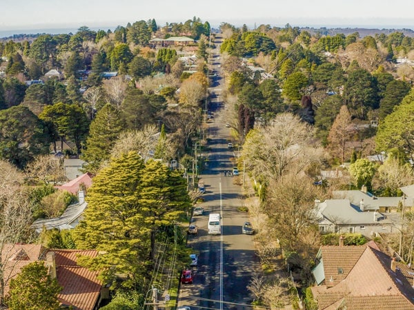 an aerial view of the streetscape of Leura