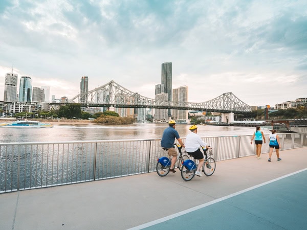 People walking and cycling the New Farm River Walk