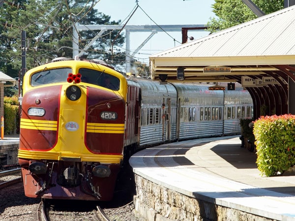 Vintage Rail Journeys train at Mount Victoria station