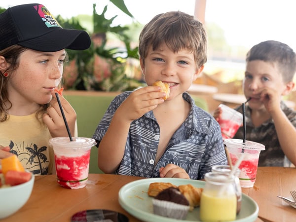 kids eating at Darwin Airport Resort