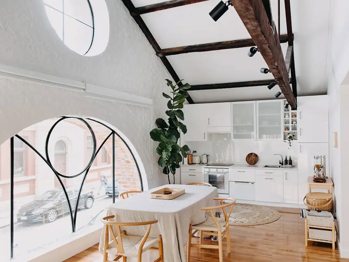 the whitewashed interior with an arched window at Poets Harbour in Fremantle