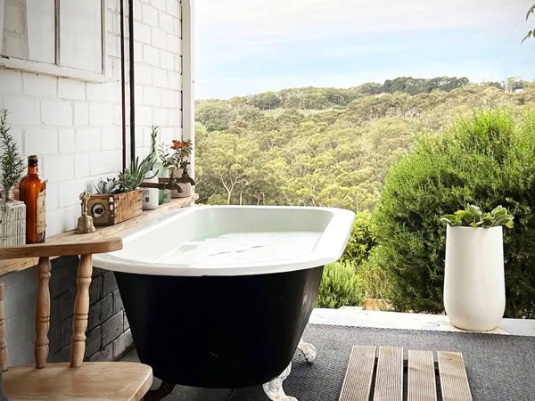 an outdoor tub at Ode to the Orchard