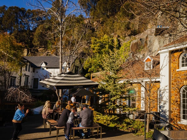 al fresco dining at Brady's Tavern, Penny Royal