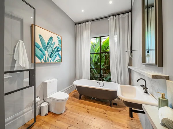 a modern bath with tub at Designer Adelaide Oval pad