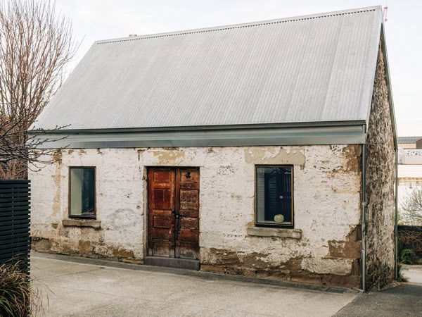 the property exterior of The Barn Airbnb in Hobart