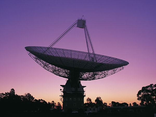 Radiotelescopio Parkes CSIRO al crepuscolo