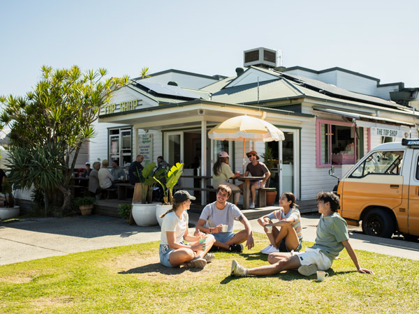 friends sitting on the lawn, Top Shop, Byron Bay