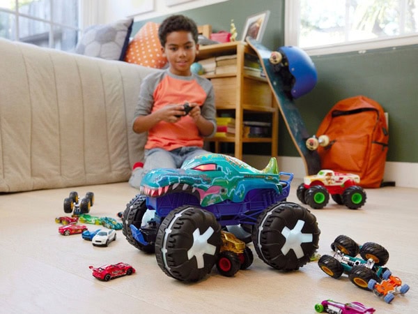 A child playing with the Hotwheels 