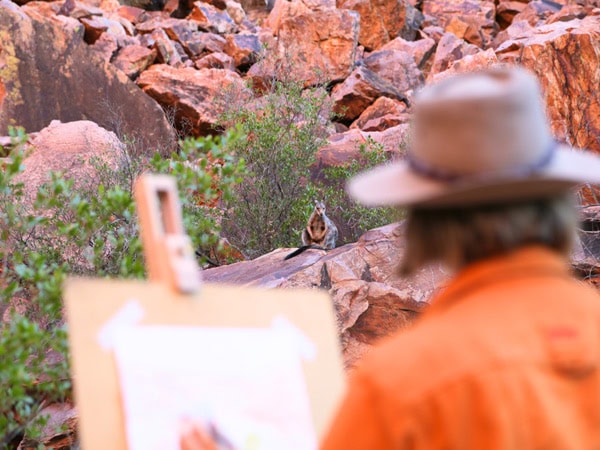 painting a wallaby with Art Tours of Australia, Red Centre