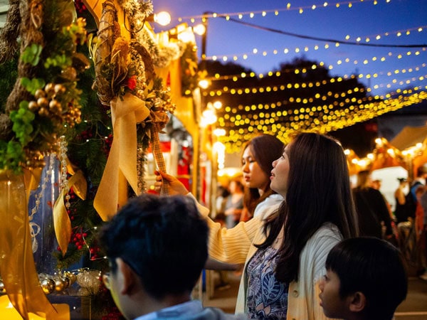 people browsing through the stalls at the Christkindlmarkt in Hahndorf