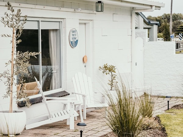 the outdoor deck at Sweet Tide O Moyne, Port Fairy