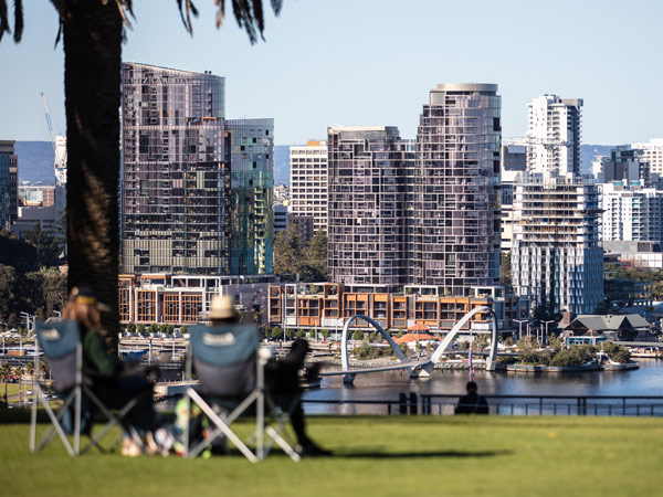 Couple sitting to enjoy the views of Perth from Kings Park and Botanic Garden