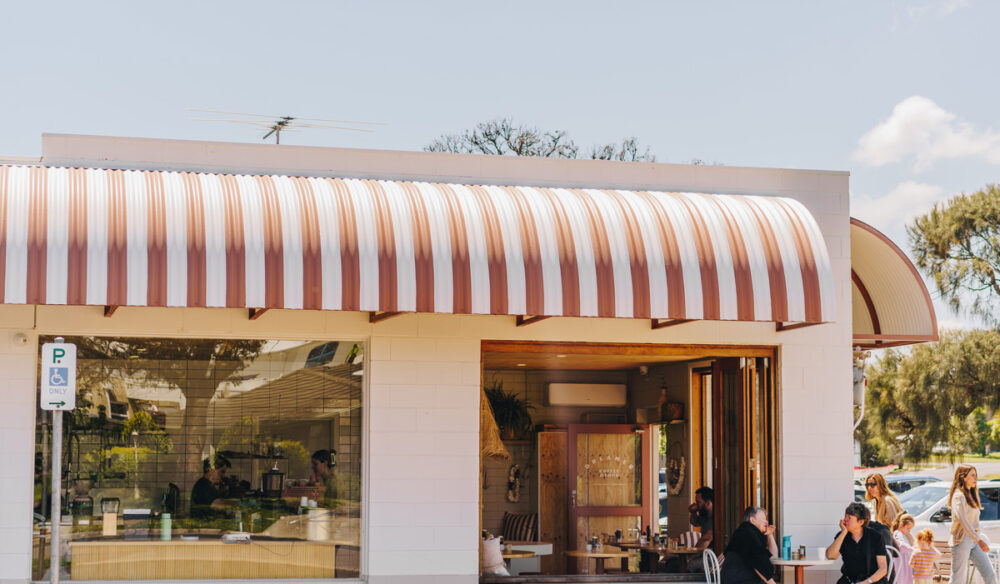 people dining outside the Dreamer Coffee and Food cafe in Mornington Peninsula