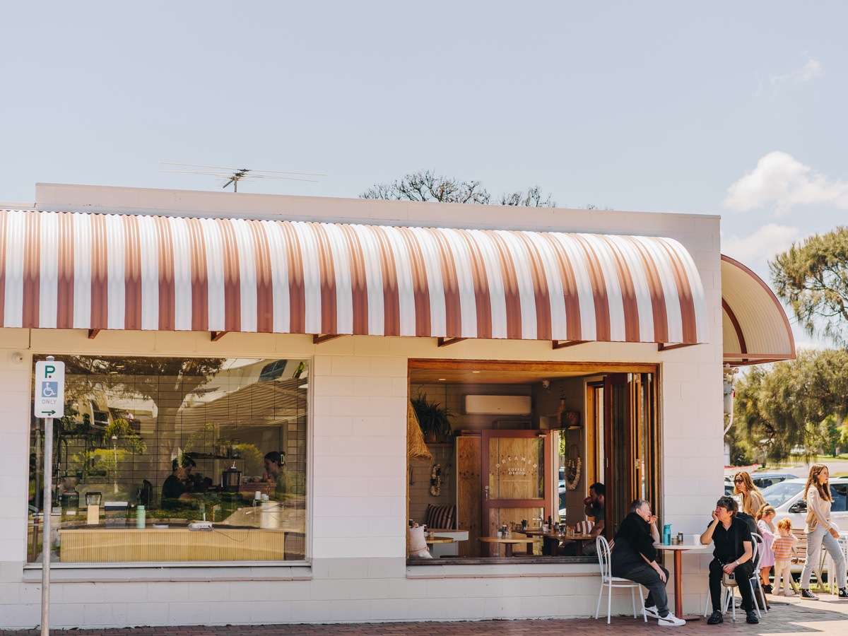 people dining outside the Dreamer Coffee and Food cafe in Mornington Peninsula