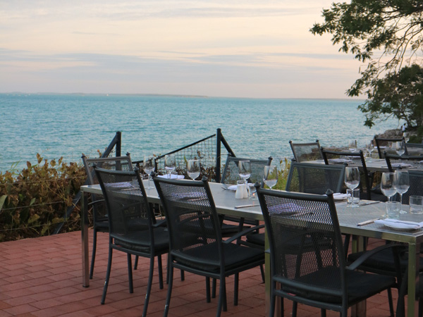 alfresco dining on the water's edge at Pee Wee’s at the Point, Darwin, NT