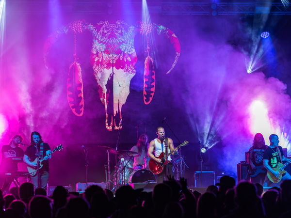 Kip Moore performing at Savannah in the Round