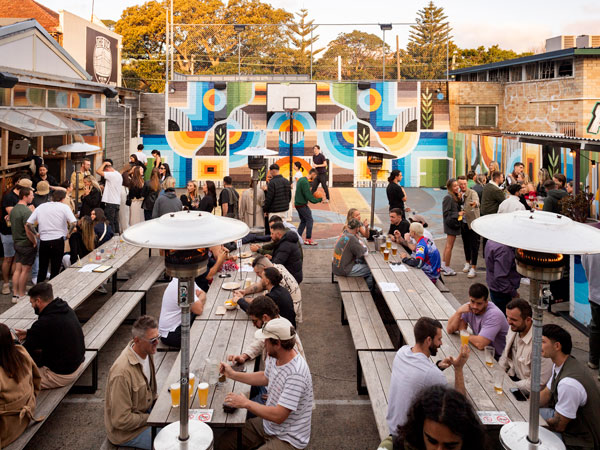 friends gathering at the alfresco pub of Vic on the Park