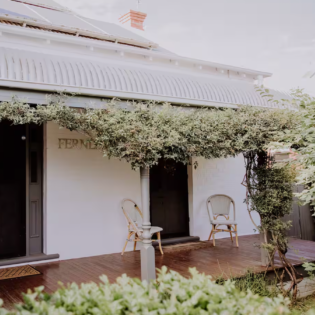 The white exterior of the Fernery accommodation in Dubbo