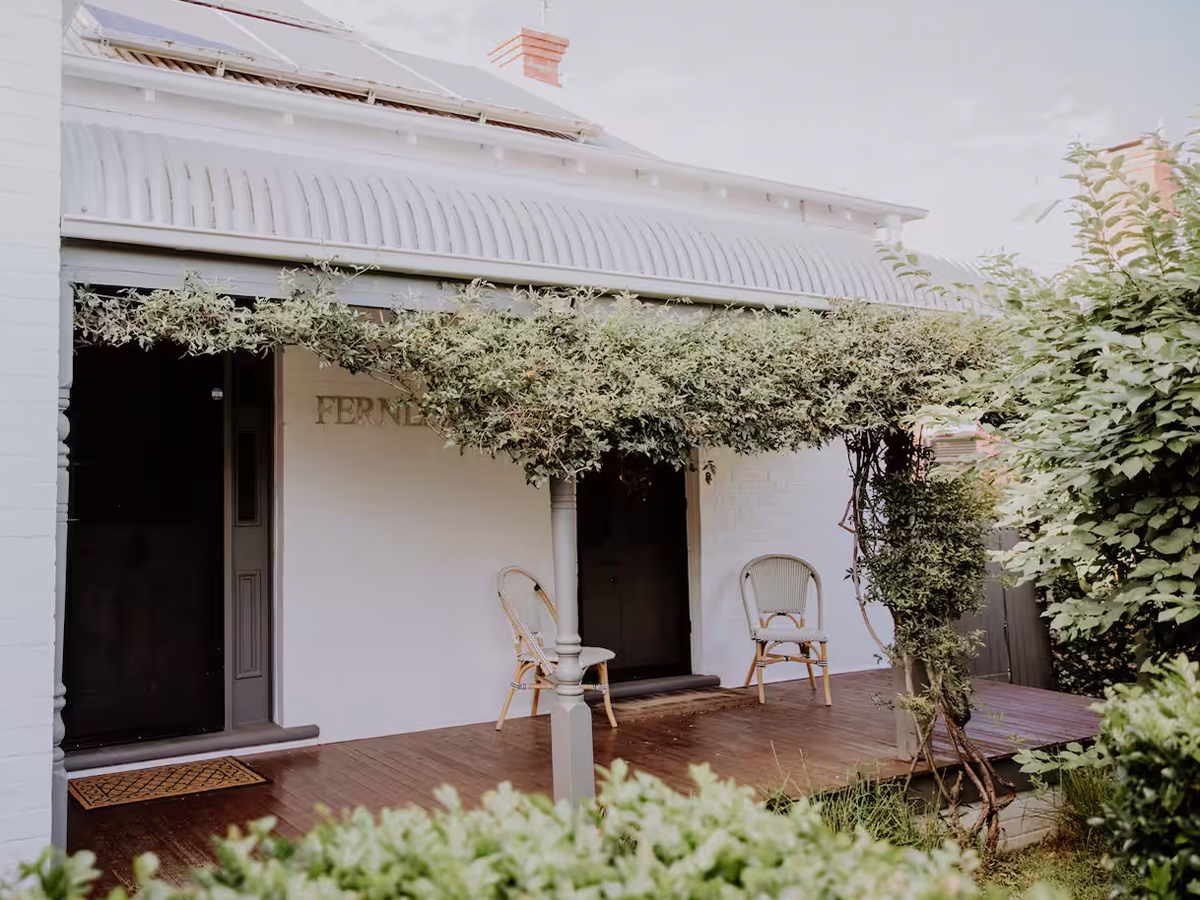 The white exterior of the Fernery accommodation in Dubbo