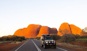 a 4WD driving to Kata Tjuṯa