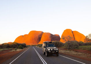 a 4WD driving to Kata Tjuṯa