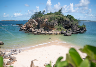 Lonely Beach/Ngalarrkpuy