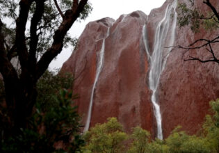 The best time to see Uluṟu is during a downpour. Here’s why.