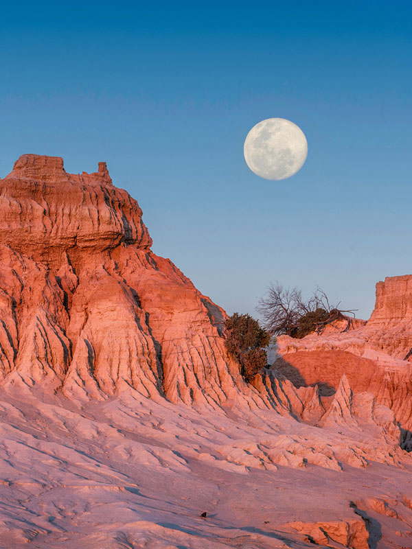 moon rises over Mungo National Park
