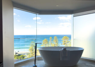 Panorama suite bath at Novotel Wollongong Northbeach