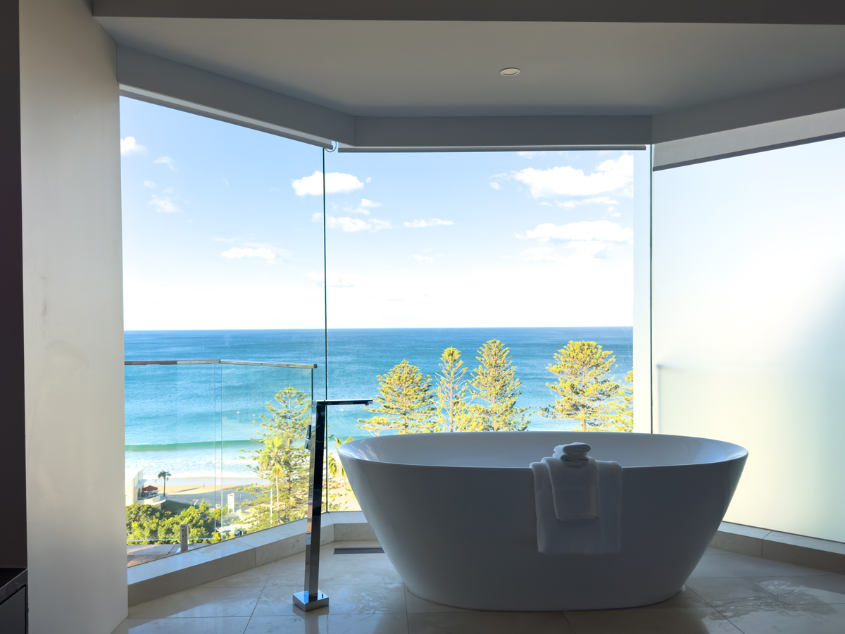 Panorama suite bath at Novotel Wollongong Northbeach