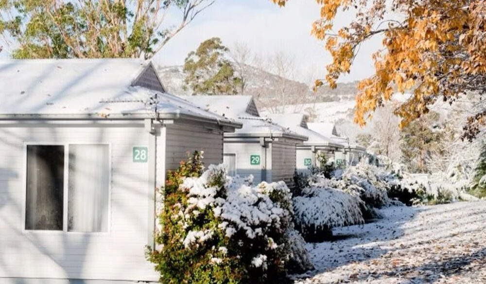 Snowfall on the Discovery Parks, Jindabyne cabins.