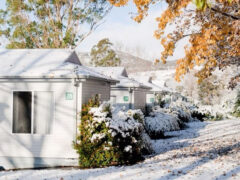 Snowfall on the Discovery Parks, Jindabyne cabins.