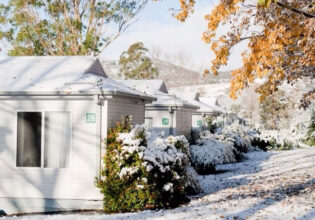 Snowfall on the Discovery Parks, Jindabyne cabins.