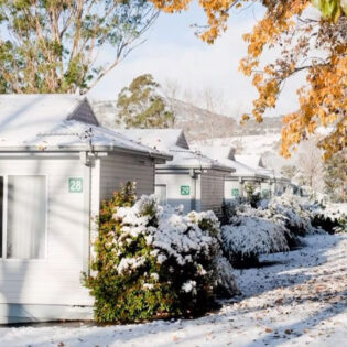 Snowfall on the Discovery Parks, Jindabyne cabins.