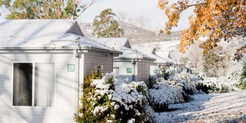 Snowfall on the Discovery Parks, Jindabyne cabins.