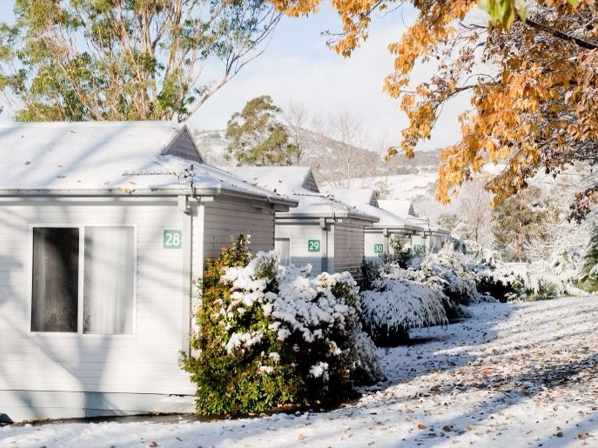 Snowfall on the Discovery Parks, Jindabyne cabins.