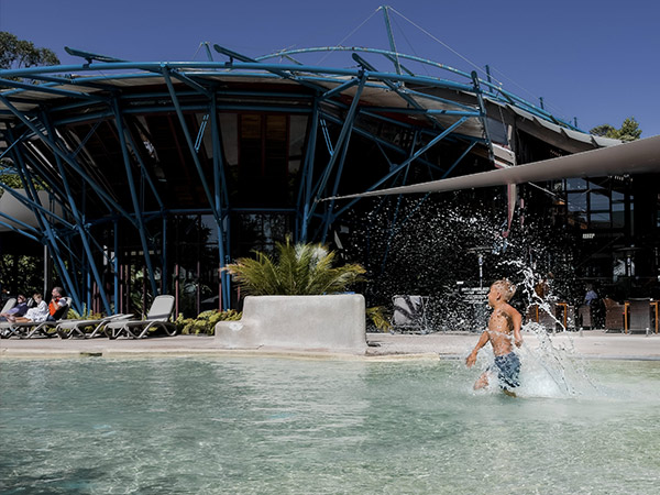 kid running into pool at kingfisher bay resort
