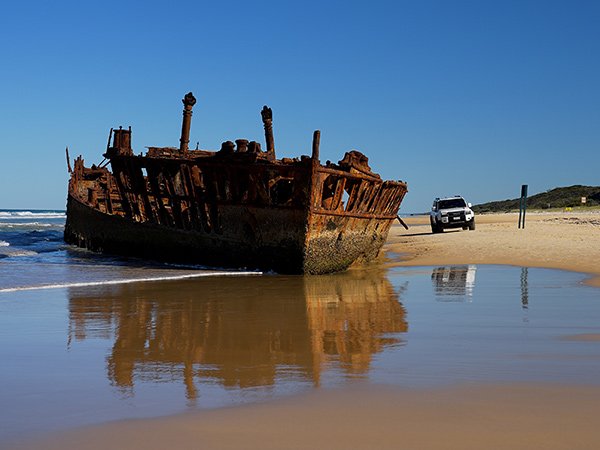 kingfisher bay resort 4wd tour driving passed ss maheno on k'gari island