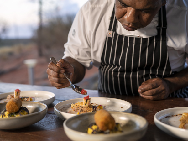 Tali Wiṟu in Uluṟu chef plating entrees
